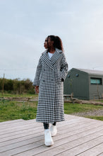 Load image into Gallery viewer, Women&#39;s oversize wool coat with houndstooth pattern
