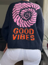 Lade das Bild in den Galerie-Viewer, Damen Strickjacke Good Vibes
