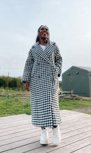 Load image into Gallery viewer, Women&#39;s oversize wool coat with houndstooth pattern
