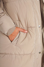 Load image into Gallery viewer, Women&#39;s long quilted coat with hood
