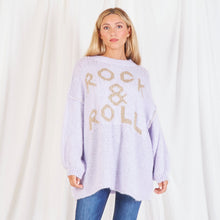 Lade das Bild in den Galerie-Viewer, Made in Italy Strickpullover im oversized Look mit Statement ROCK &amp; ROLL in lila 
