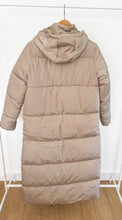 Load image into Gallery viewer, Women&#39;s long quilted coat with hood
