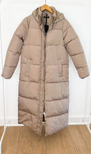 Load image into Gallery viewer, Women&#39;s long quilted coat with hood
