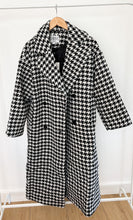 Load image into Gallery viewer, Women&#39;s oversize wool coat with houndstooth pattern
