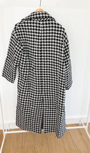 Load image into Gallery viewer, Women&#39;s oversize wool coat with houndstooth pattern
