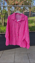 Carregar e reproduzir vídeo no visualizador da Galeria, Musselin Bluse Leo Pink Made in Italy
