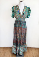 Lade das Bild in den Galerie-Viewer, Gold &amp; Silver Boho Maxikleid mit V-Ausschnitt
