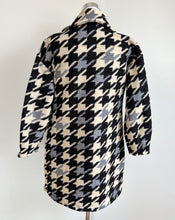 Load image into Gallery viewer, Women&#39;s coat with houndstooth pattern
