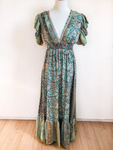 Lade das Bild in den Galerie-Viewer, Gold &amp; Silver Boho Maxikleid mit V-Ausschnitt
