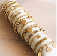 Lade das Bild in den Galerie-Viewer, STAHLKETTENARMBAND + FEINES GLIED UND MÜNZEN - GOLD
