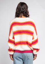 Carregar imagem no visualizador da galeria, Gestreifte Strickjacke mit knöpfen vorne
