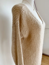 Lade das Bild in den Galerie-Viewer, Grobstrick Pullover mit V-Aussnichtt
