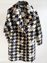 Load image into Gallery viewer, Women&#39;s coat with houndstooth pattern
