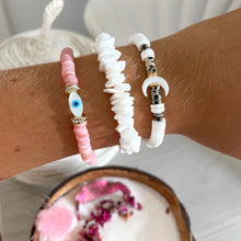 Lade das Bild in den Galerie-Viewer, Das Armband Paros aus weißen Heishi-Muschelperlen, Edelstahlperlen Perlen und Strasssteinen und Perlenauge  passt zu jedem sommerlichen Look.
